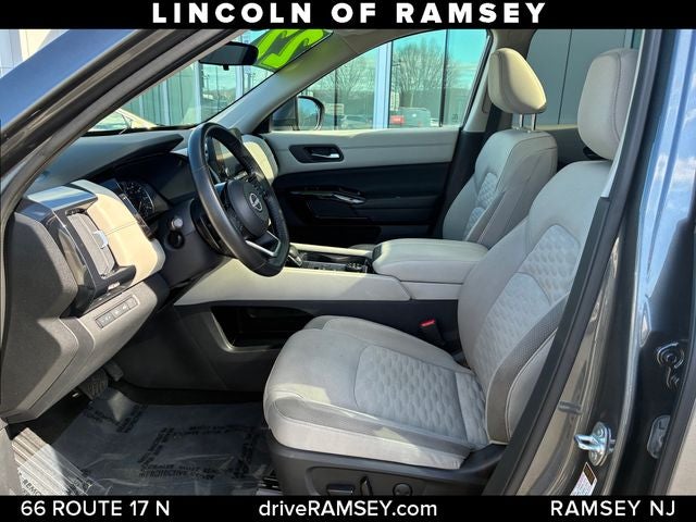 2022 Nissan Pathfinder SV