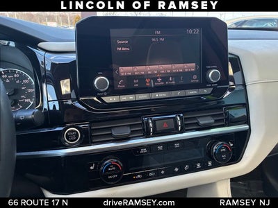 2022 Nissan Pathfinder SV