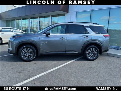 2022 Nissan Pathfinder SV