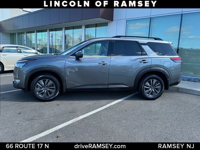 2022 Nissan Pathfinder SV