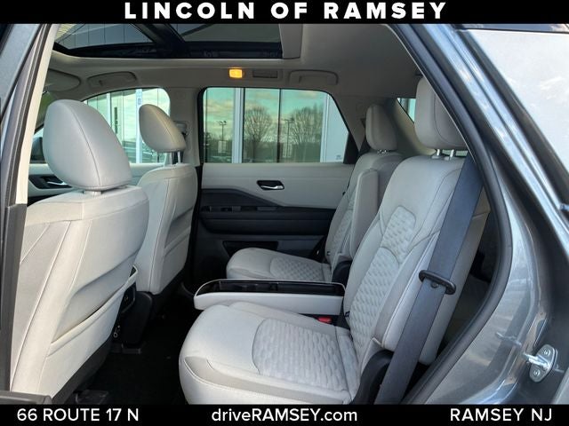 2022 Nissan Pathfinder SV