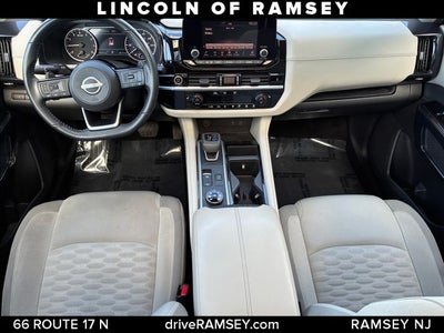 2022 Nissan Pathfinder SV
