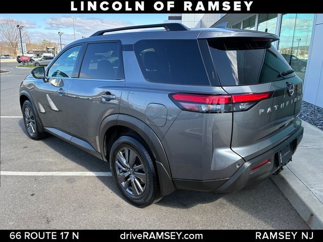 2022 Nissan Pathfinder SV