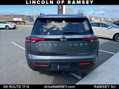 2022 Nissan Pathfinder SV