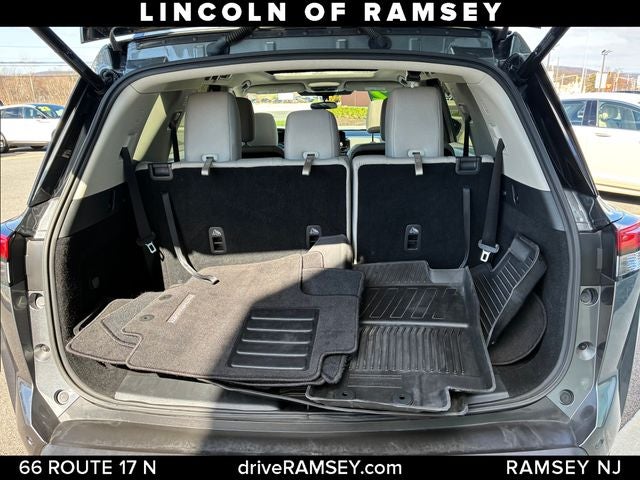 2022 Nissan Pathfinder SV