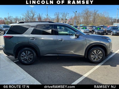 2022 Nissan Pathfinder SV