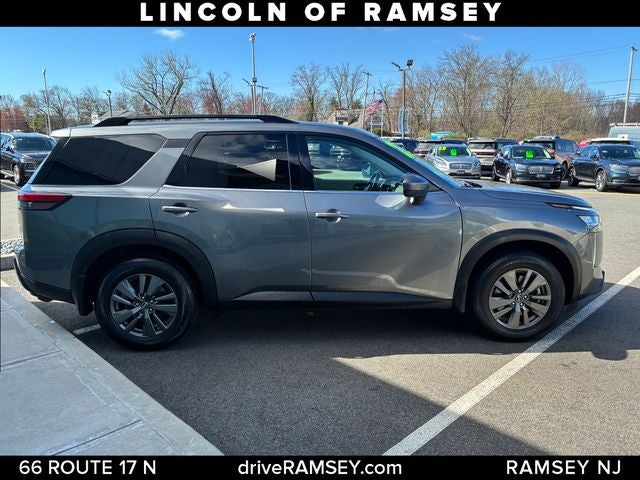 2022 Nissan Pathfinder SV