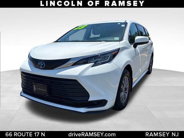 2023 Toyota Sienna LE 8 Passenger