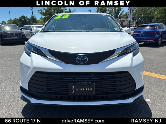 2023 Toyota Sienna LE 8 Passenger