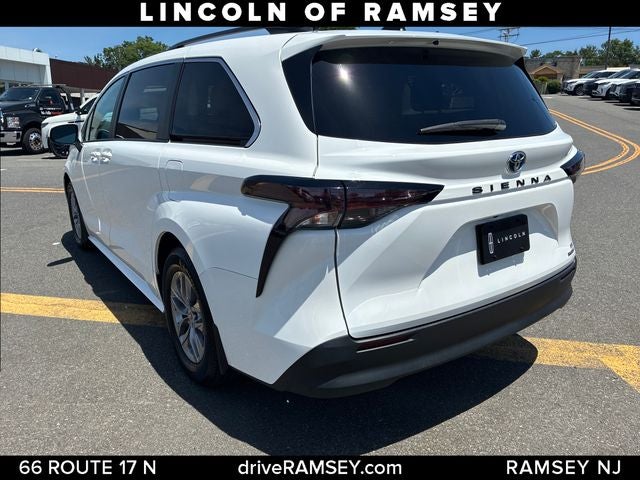 2023 Toyota Sienna LE 8 Passenger