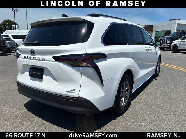 2023 Toyota Sienna LE 8 Passenger