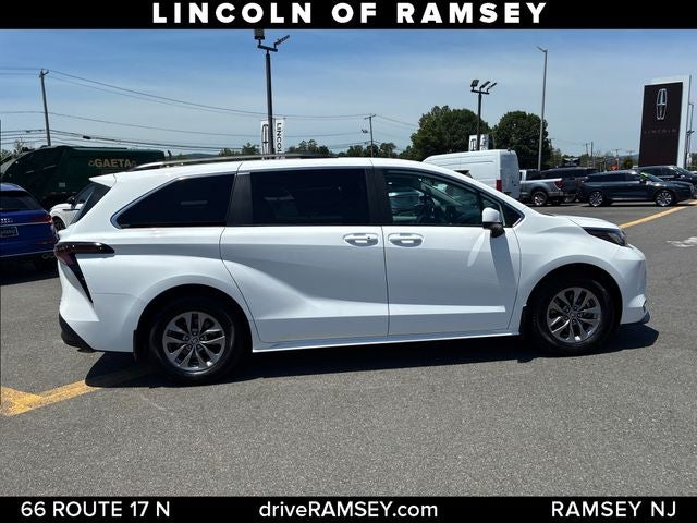 2023 Toyota Sienna LE 8 Passenger