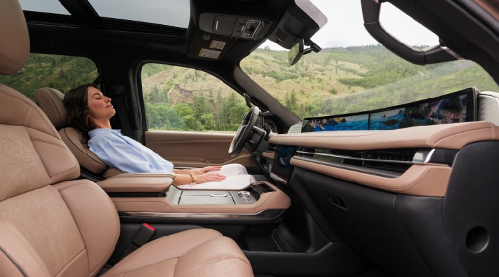 The driver of a parked Lincoln Navigator® SUV enjoys the Lincoln Rejuvenate experience.